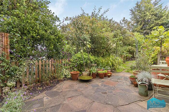 2 Bedroom Apartment For Sale In Sutton Road, London, N10