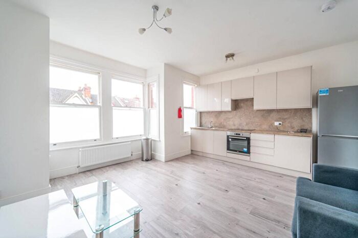 4 Bedroom Flat To Rent In St Johns Avenue, Harlesden, London, NW10