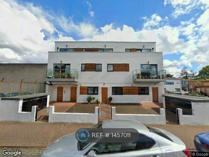 3 Bedroom Flat To Rent In Fallsbrook Road, London, SW16