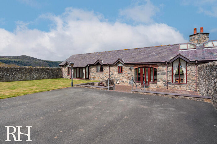 2 Bedroom Semi-Detached House To Rent In , LL32