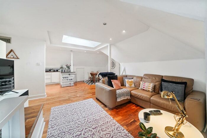 2 Bedroom Flat For Sale In Dartmouth Road, London, NW2