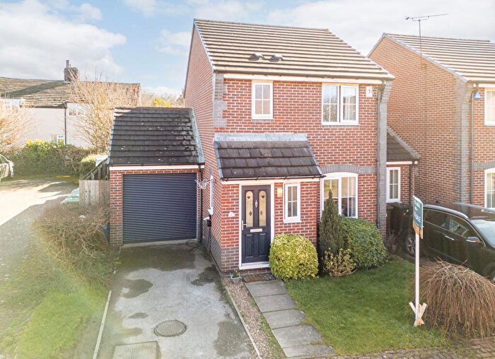 3 Bedroom Link Detached House For Sale In Mead Close, Leeds, LS15