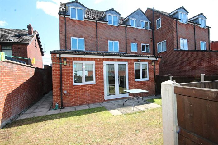 3 Bedroom Flat For Sale In Post Office Road, Featherstone, WF7