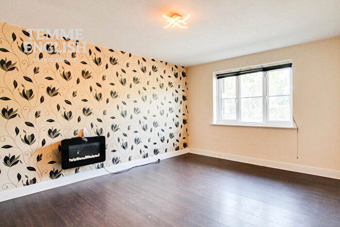 2 Bedroom Flat For Sale In Bridge Road, Wickford, Essex, SS11