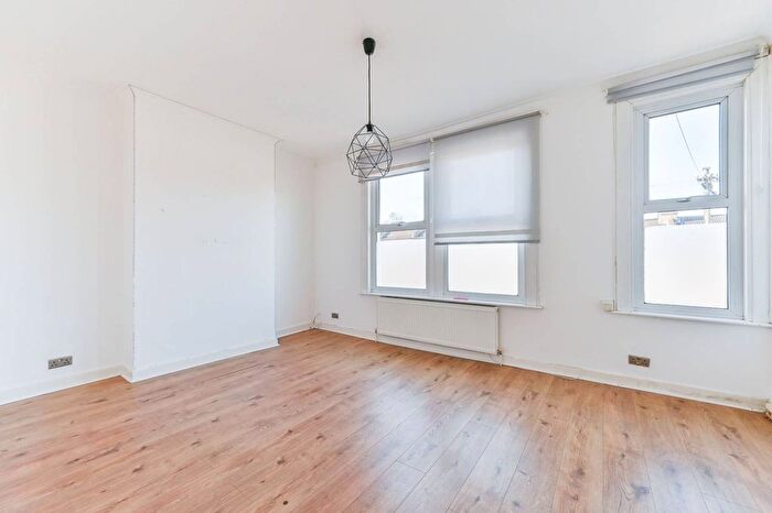 1 Bedroom Flat To Rent In Bensham Grove, Norbury, London, CR7