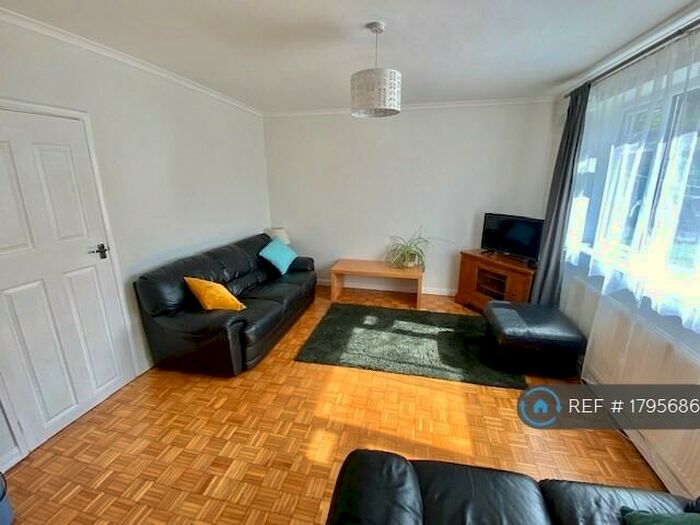 2 Bedroom Flat To Rent In Avalon House, Chessington, KT9