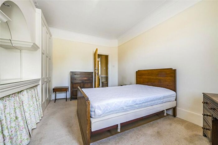 2 Bedroom Flat For Sale In Fox Lane, Palmers Green, London, N13