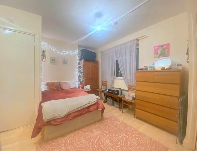 Studio To Rent In Walm Lane, London NW2