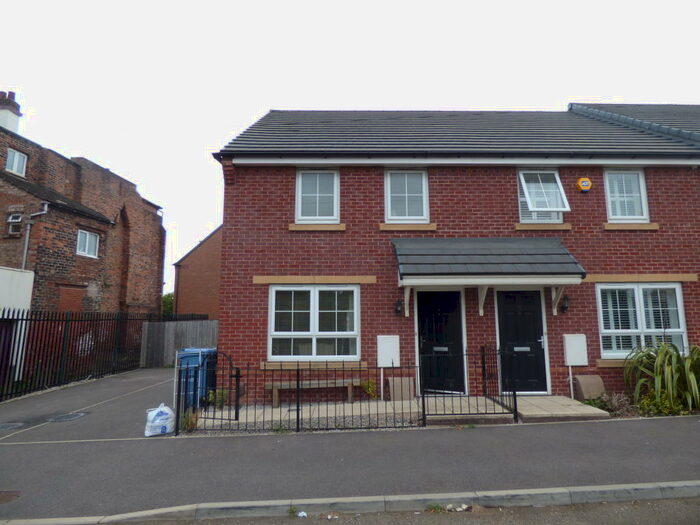 3 Bedroom Town House To Rent In Eldon Street, L3