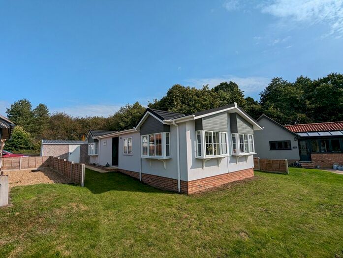 2 Bedroom Mobile/park Home For Sale In Carlton Green, Main Road, Carlton, Saxmundham, IP17