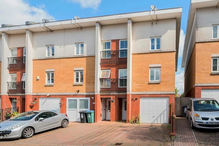 4 Bedroom Town House To Rent In The Gateway, Watford, WD18