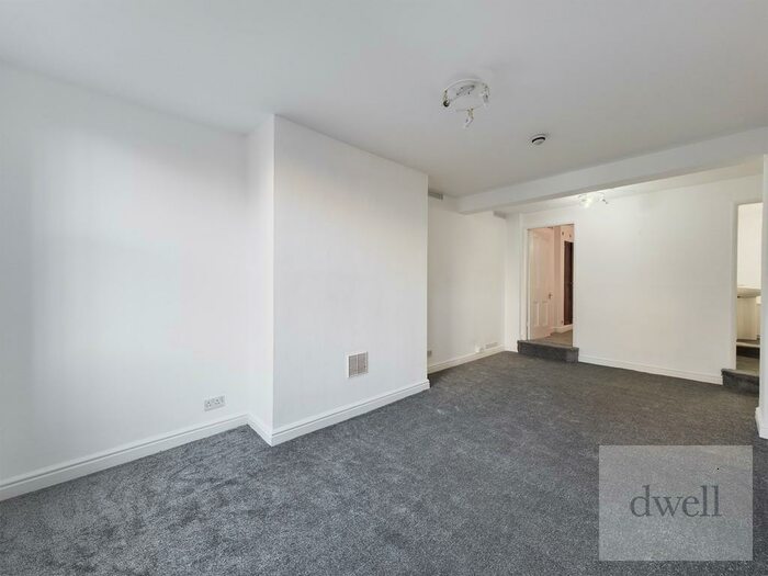 2 Bedroom Apartment To Rent In Oakwood Avenue, Leeds, LS8