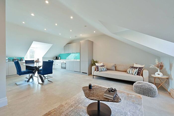 3 Bedroom Flat For Sale In Brandon House, Bushey, WD23