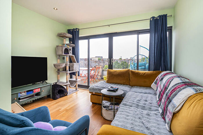 2 Bedroom Apartment To Rent In Morning Lane, Hackney, London, E9
