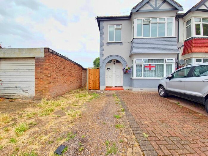 2 Bedroom End Of Terrace House To Rent In Carlton Road, Romford, RM2