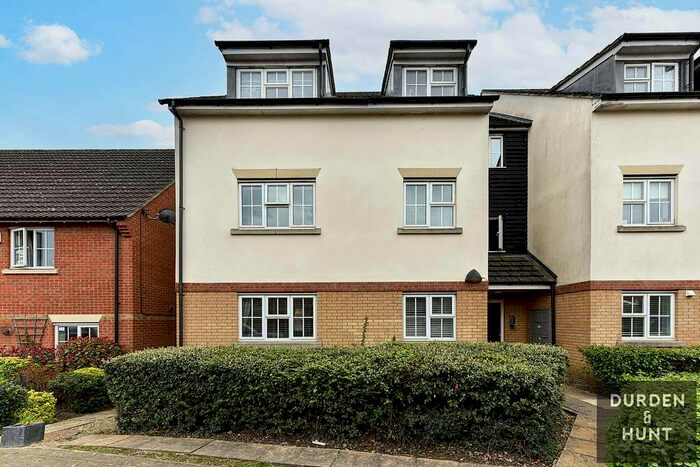 2 Bedroom Flat To Rent In Retreat Way, Chigwell, IG7