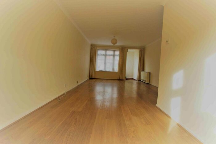 2 Bedroom Flat To Rent In Central Windsor, Lammas Court, SL4