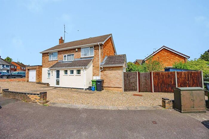 4 Bedroom Detached House For Sale In Rosslyn Crescent, Luton, LU3