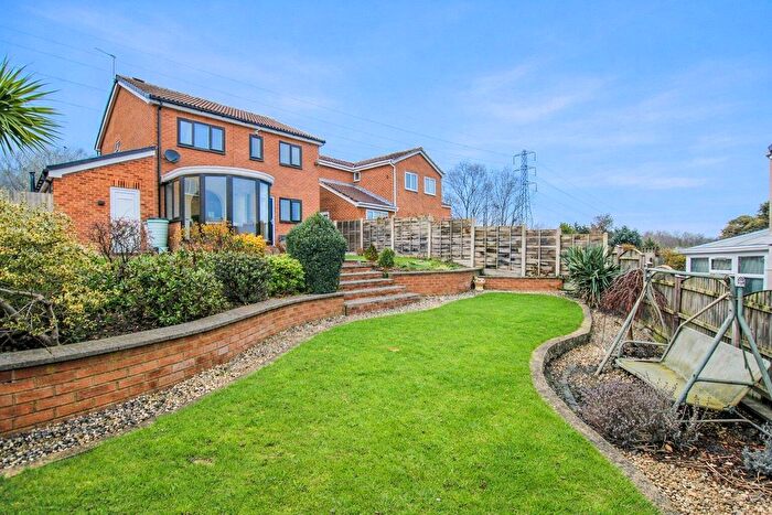 4 Bedroom Detached House For Sale In Brackenwood Road, Outwood, Wakefield, WF1