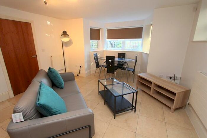 2 Bedroom Flat To Rent In Park Lane, Roundhay, LS8