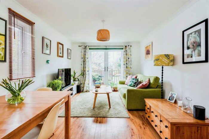 2 Bedroom Maisonette For Sale In Thorney Leys, Witney, OX28
