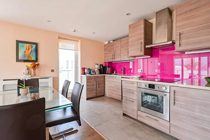 3 Bedroom Flat To Rent In Cordelia Street, Tower Hamlets, London, E14