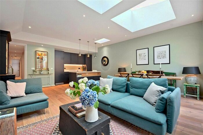 3 Bedroom Flat To Rent In Ellerslie Road, London, W12