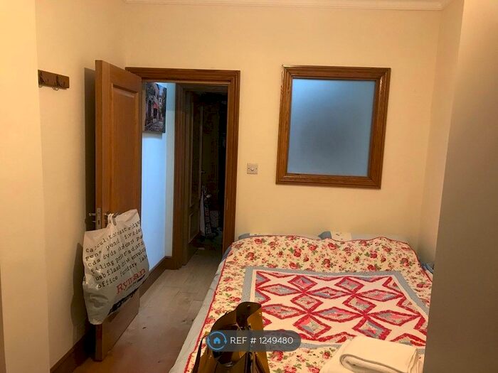 6 Bedroom Detached House To Rent In Dutch Gardens, Kingston Upon Thames, KT2