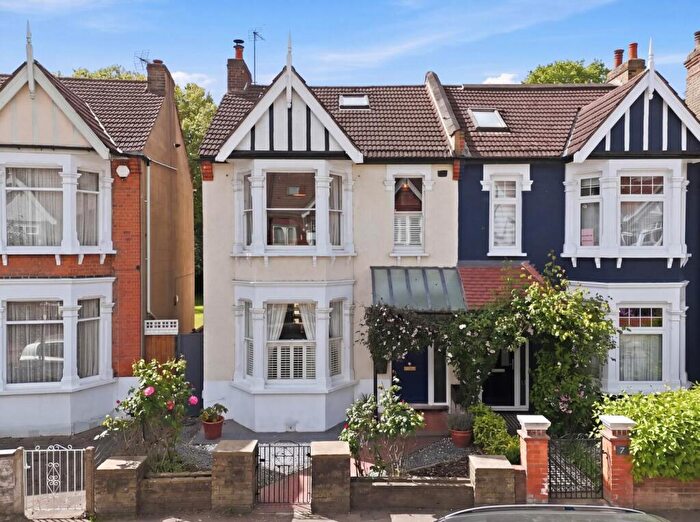 4 Bedroom House For Sale In Woodlands Avenue, Aldersbrook, E11