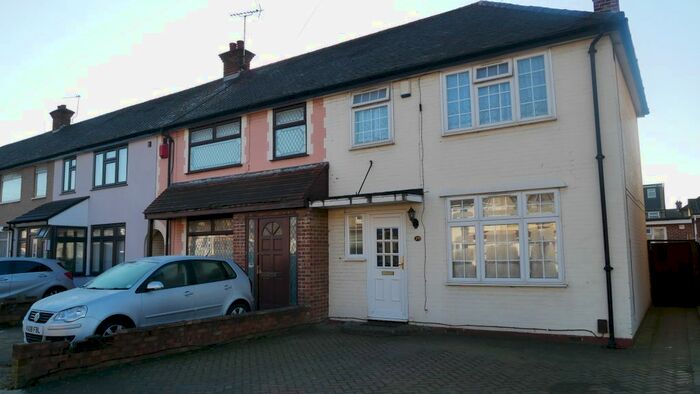 2 Bedroom Semi-Detached House To Rent In Minterne Waye, Hayes UB4