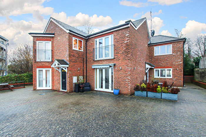 2 Bedroom Flat For Sale In Brook Street, Tring, HP23