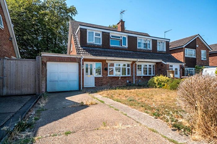 3 Bedroom Semi-Detached House For Sale In Cookfield Close, Dunstable, Bedfordshire, LU6