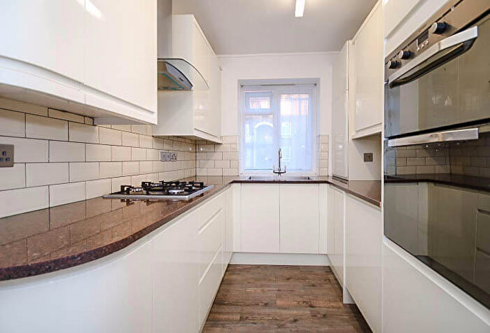 3 Bedroom Apartment To Rent In Fleming House, George Row, SE16