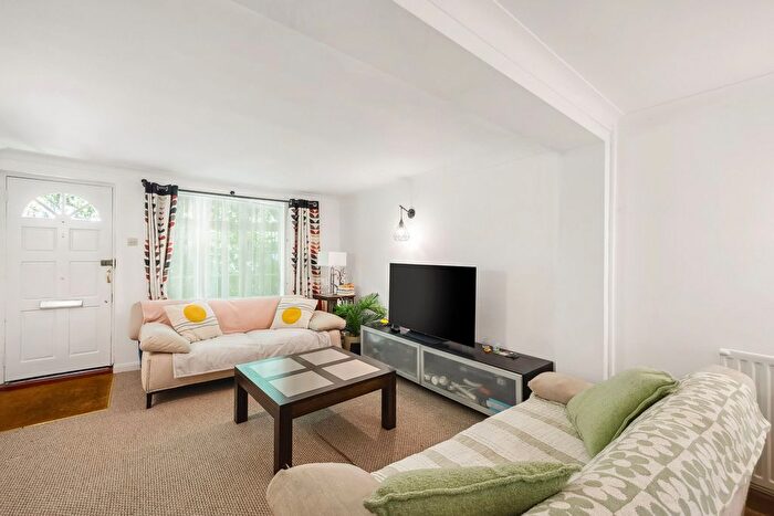 2 Bedroom Cottage To Rent In Waterloo Place, Richmond, TW9