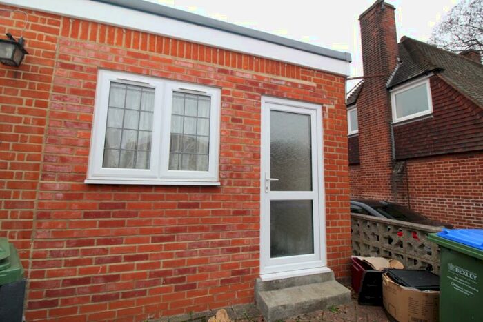 Flat To Rent In Pembroke Road, Erith, Kent, DA8