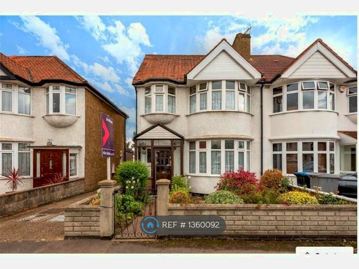 4 Bedroom Semi-Detached House To Rent In Wakemans Hill Avenue, London, NW9