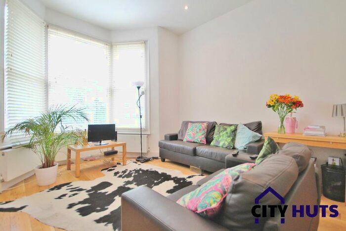 3 Bedroom Flat To Rent In Hartham Road, Caledonian Road, N7