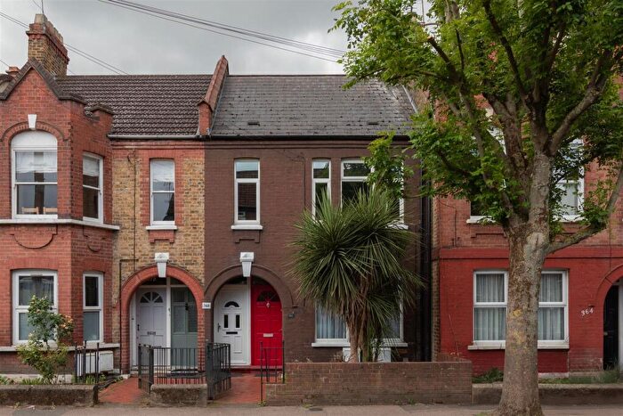 2 Bedroom Apartment For Sale In Brettenham Road, Walthamstow, E17
