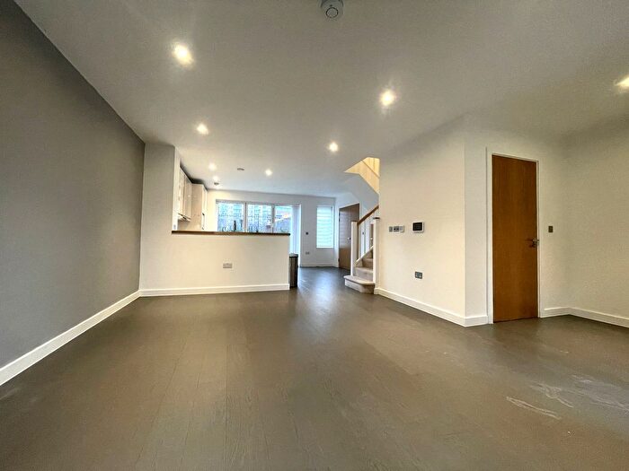 3 Bedroom Flat To Rent In Lismore Boulevard, Colindale, NW9