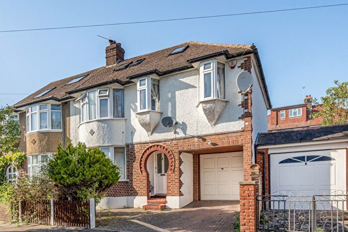 4 Bedroom Semi-Detached House For Sale In Brodie Road, Enfield, EN2