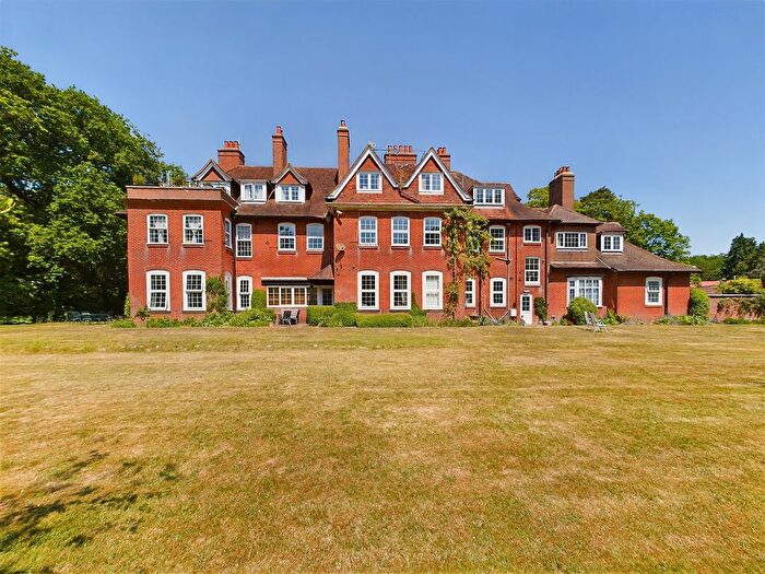2 Bedroom Flat For Sale In Netley Hill Estate, Southampton, SO19