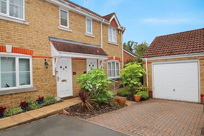 2 Bedroom Semi Detached House For Sale In Florence Way, Knaphill, Woking, GU21