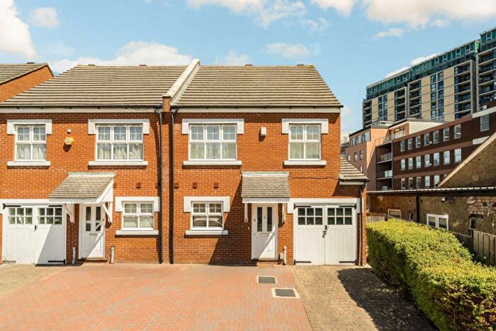 4 Bedroom Semi-Detached House To Rent In Dale Grove, North Finchley, N12