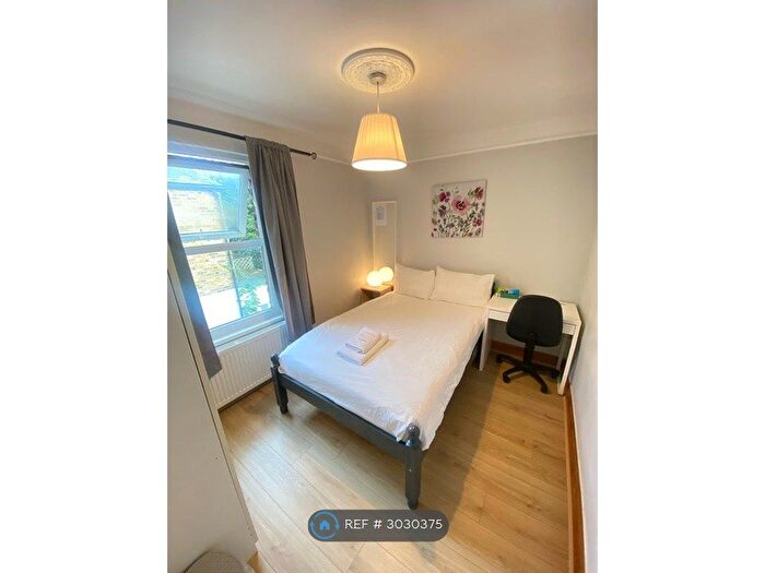 3 Bedroom Flat To Rent In Stangate, London, SE1