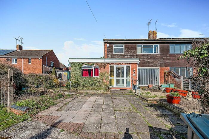 3 Bedroom Semi-Detached House For Sale In Cornmeadow Green, Worcester, WR3