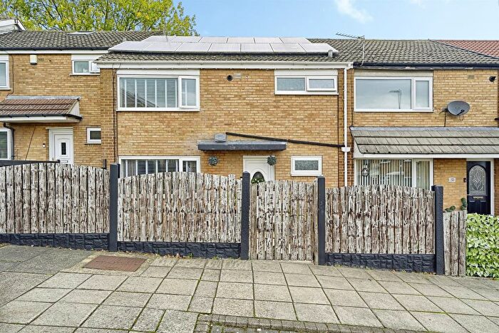 3 Bedroom Terraced House For Sale In Farndale Square, Leeds, LS14