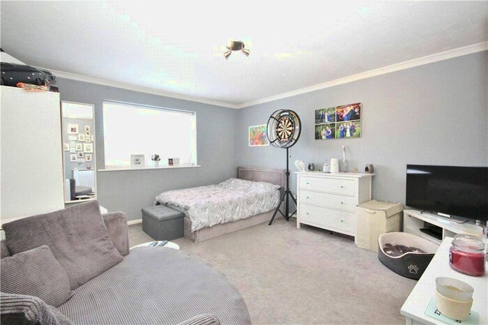 Studio To Rent In Seymour Way, Sunbury-On-Thames, Surrey, Uk, TW16