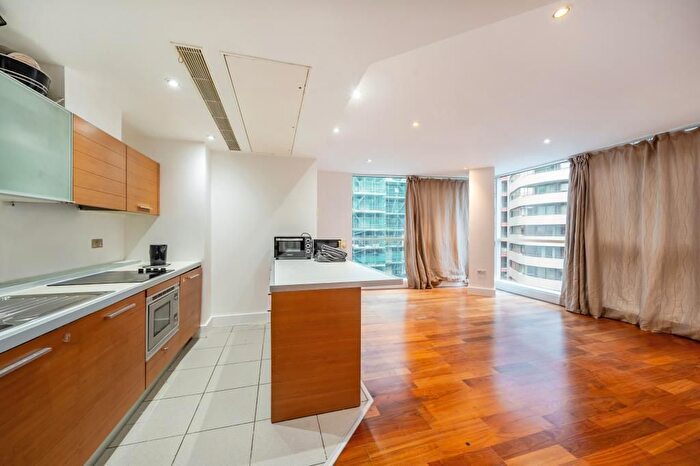 3 Bedroom Flat To Rent In Praed Street, Paddington, London, W2