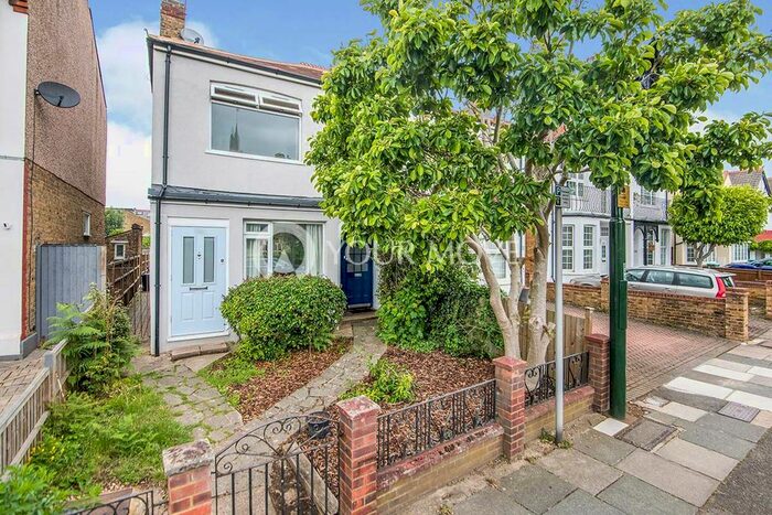 2 Bedroom Flat To Rent In Kneller Road, Twickenham, TW2