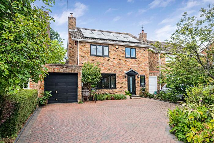 4 Bedroom Link Detached House For Sale In Vicarage Gardens, Potten End, Berkhamsted, HP4